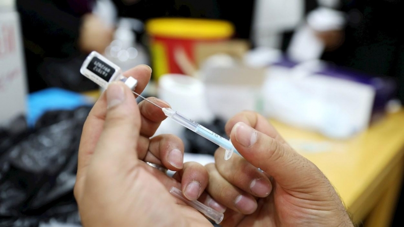 Un sanitario prepara una dosis de la vacuna de Pfizer-BioNTech para su administración.