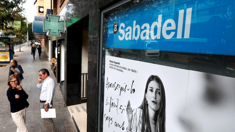 Una sucursal del Banco Sabadell en Barcelona. REUTERS/Yves Herman