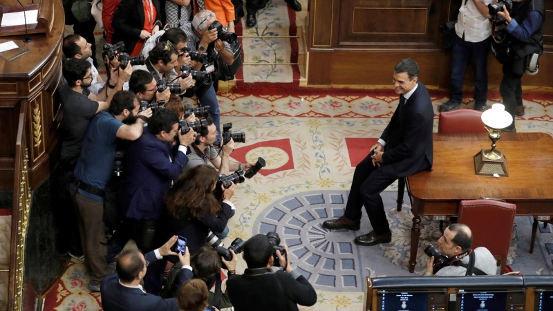 Pedro Sánchez posa ante los fotógrafos en el hemiciclo del Congreso de los Diputados tras ganar la moción de censura contra Mariano Rajo, el 1 de junio de 2018. REUTERS/Emilio Naranjo