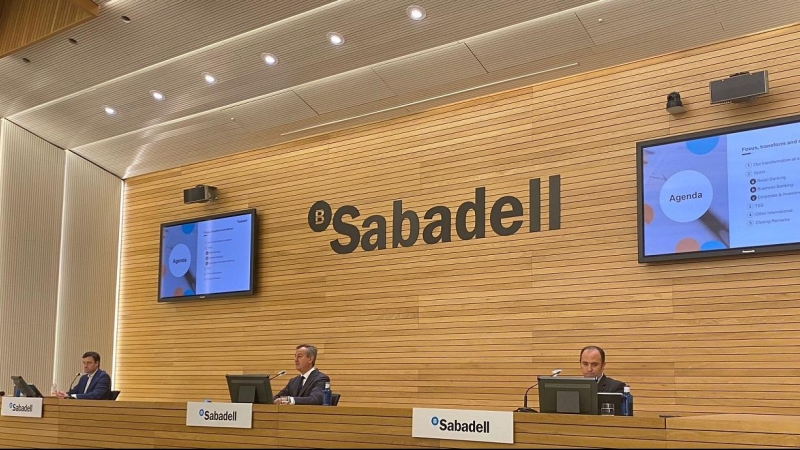 El consejero delegado de Banco Sabadell, César González-Bueno (c), en la presentación del nuevo plan estratégico de la entidad.