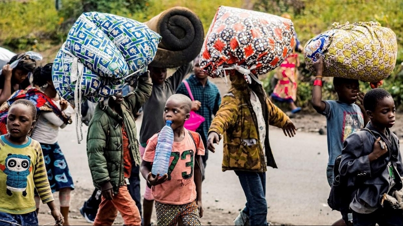 Ciudadanos de Goma inician su éxodo tras la explosión del volcán Nyiragongo.