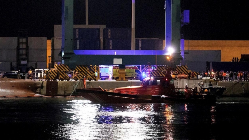 Imágenes del accidente sufrido hoy viernes en el Muelle del Centenario del Port de Castelló, al volcar un carguero de unos 80m durante las tareas de estiba y en el que de momento hay dos desaparecidos.