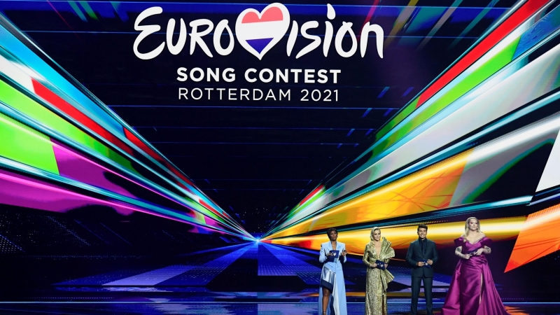 22/05/2021. Imagen de los presentadores de la última edición de Eurovisión Edsilia Rombley, Chantal Janzen, Jan Smit y Nikkie de Jager, en Róterdam (Países Bajos). - REUTERS