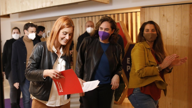 14/02/2021. Imagen de archivo de Jéssica Albiach acompañada por Ada Colau y otros integrantes de la formación, en Barcelona (Catalunya). - EUROPA PRESS