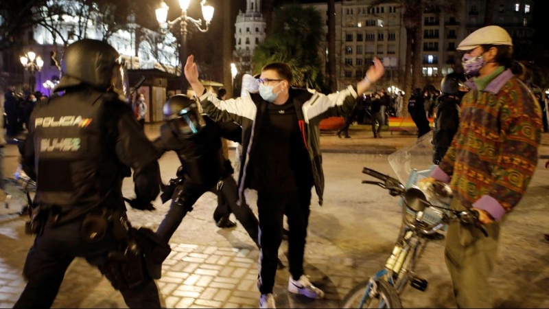 Agentes de Policía cargan contra los manifestantes a favor de Pablo Hasél en València.