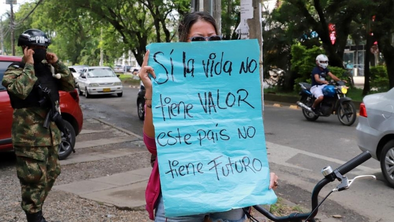 Una mujer sostiene una pancarta durante una de las muchas protestas de Colombia.