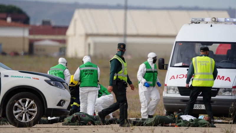 26/05/2021. Imagen de archivo de varios agentes de la Guardia Civil y una ambulancia. - EUROPA PRESS