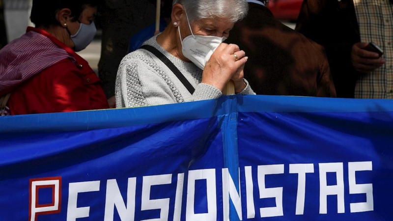29/05/2021. Una mujer en la manifestación convocada por la Coordinadora Estatal por la Defensa del Sistema Público de Pensiones (COESPE), en la Plaza del Humedal, este sábado en el centro de Gijón. - EFE