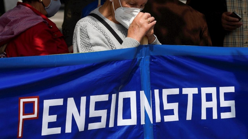 29/05/2021. Una mujer en la manifestación convocada por la Coordinadora Estatal por la Defensa del Sistema Público de Pensiones (COESPE), en la Plaza del Humedal, este sábado en el centro de Gijón. - EFE