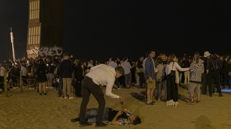 Imagen de archivo de varias personas celebrando un botellón ilegal en una playa de Barcelona tras el final del estado de alarma. - EUROPA PRESS