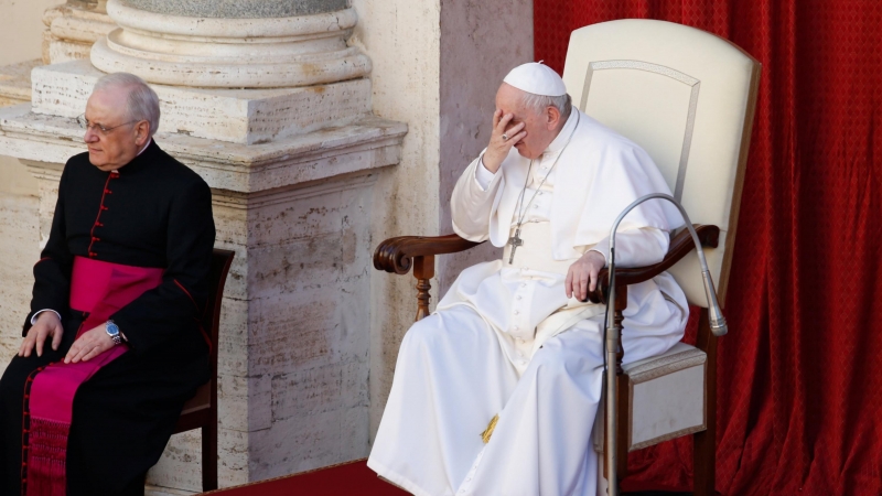 26/05/2021. Imagen de archivo de el Papa Francisco sentado en el patio de San Dámaso para una audiencia general, en el Vaticano. - REUTERS