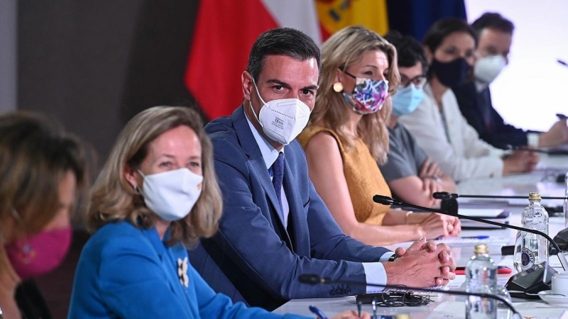 El presidente del Gobierno, Pedro Sánchez, acompañado de las vicepresidentas Nadia Calviño, Yolanda Díaz y Teresa Ribera y la ministra de Asuntos Exteriores, Arancha González Laya, entre otros, durante la XIII cumbre hispano-polaca en la localidad madrile