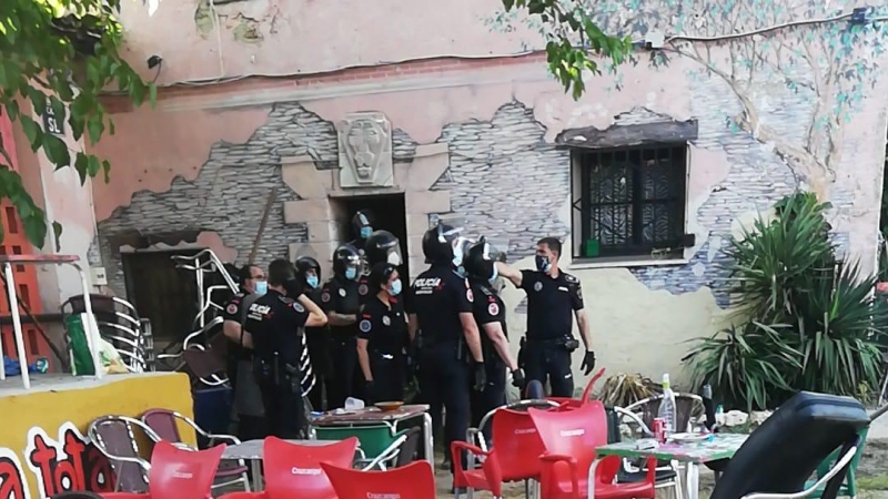 La Policía trata de desalojar el centro okupado La Casika de Móstoles.