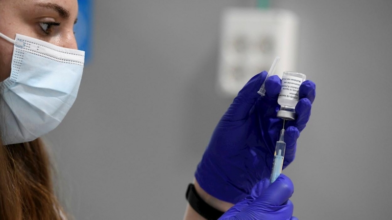 Una enfermera del Hospital Zendal de Madrid carga una dosis de la vacuna Astrazéneca.