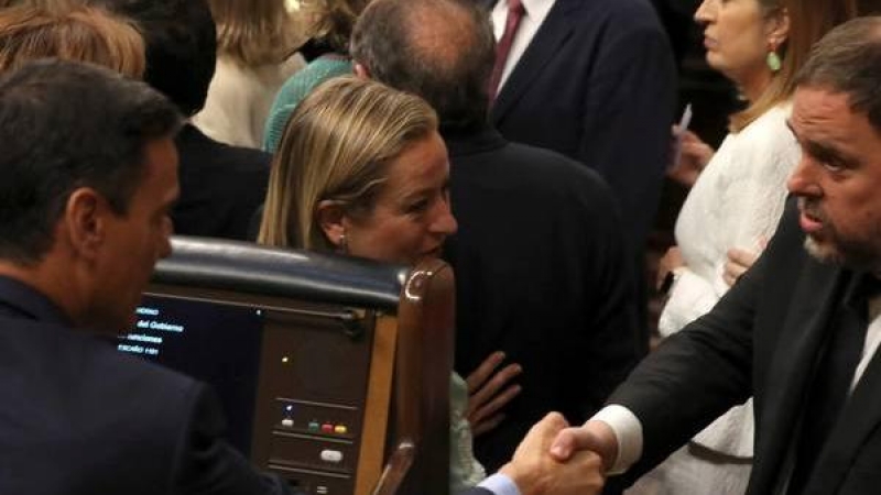 Sánchez y Junqueras se saludan en el Congreso.