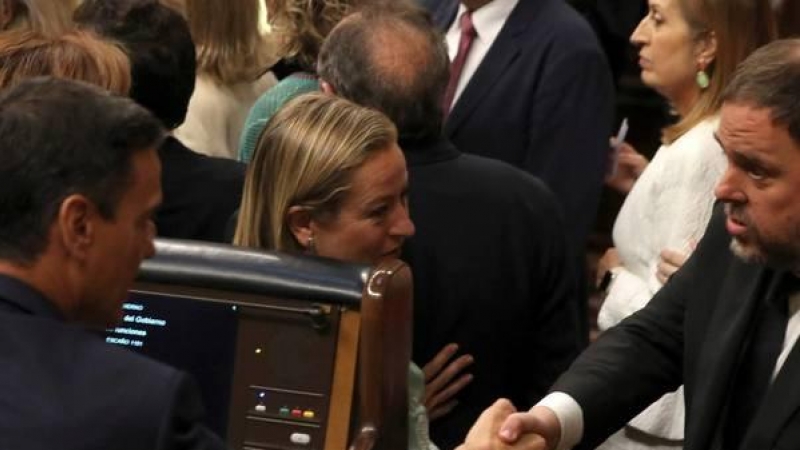 Sánchez y Junqueras se saludan en el Congreso.