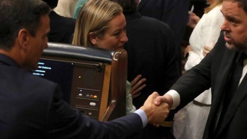 Sánchez y Junqueras se saludan en el Congreso.