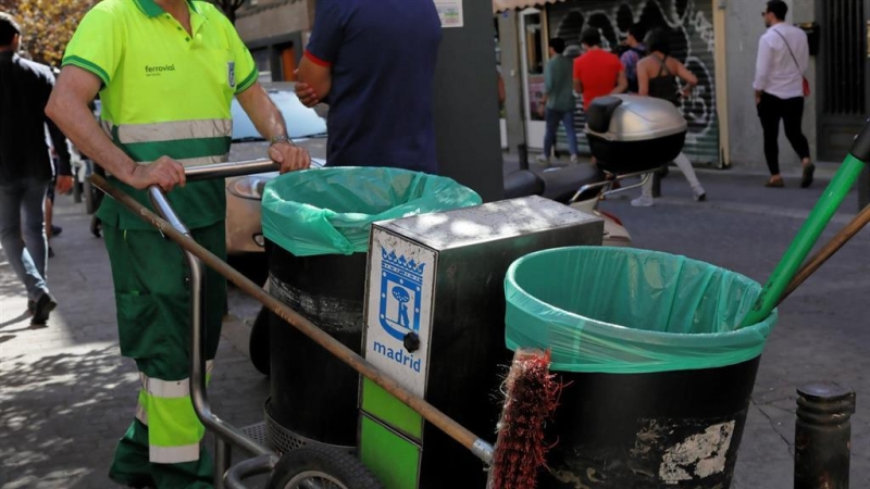 Foto de archivo de un trabajador de limpieza viaria del Ayuntamiento de Madrid.