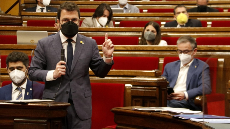 El president de la Generalitat, Pere Aragonès, amb un dit aixecat durant la sessió de control al Parlament el 2 de juny del 2021.