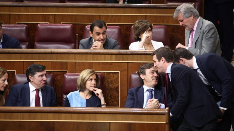 El líder del PP, Pablo Casado, junto a la exsecretaria general de la formación, María Dolores de Cospedal y otros miembros del partido en el Congreso.