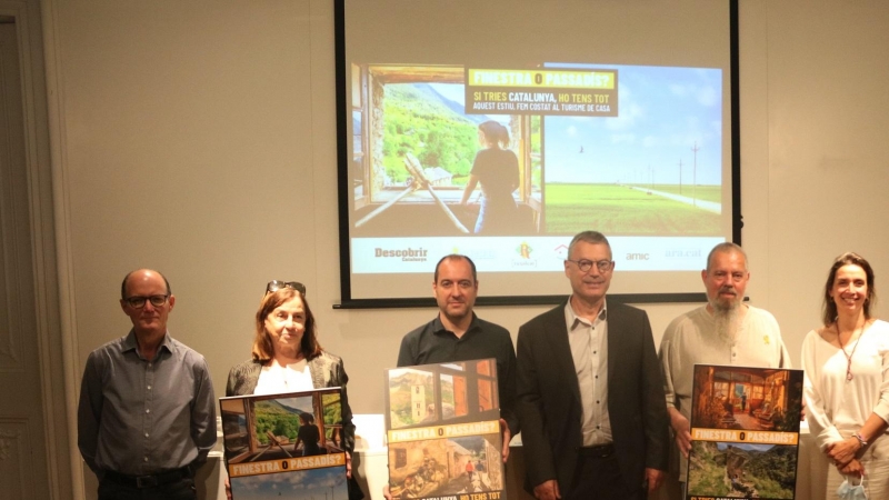 Els diferents representants del sector de turisme rural a Catalunya durant la presentació de la campanya per impulsar el turisme de proximitat.