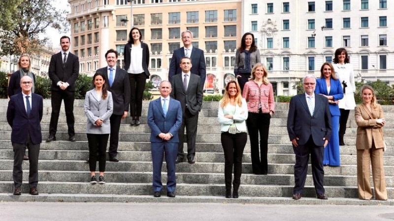 Els candidats  icandidates de la llista de Maria Eugènia Gay a l'ICAB, amb la degana, el candidat a vicedegà, Jesús Sànchez, i el candidat a secretari, Joaquim de Miquel, al centre.