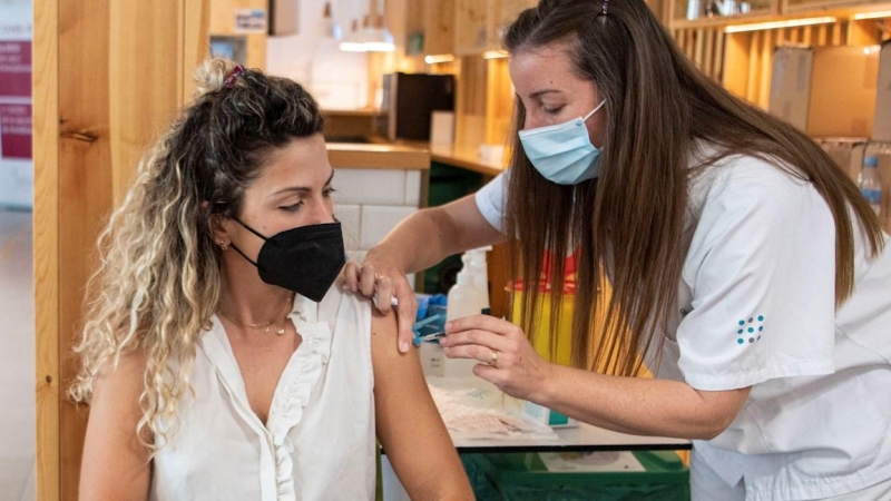 Una mujer recibe la segunda dosis de la vacuna contra la covid-19, este miércoles en el Hospital Son Espases, en Mallorca.
