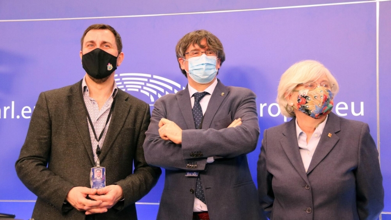Els eurodiputats de JxCat Carles Puigdemont, Toni Comín i Clara Ponsatí després de la roda de premsa a l'Eurocambra sobre el suplicatori, el 24 de febrer del 2021 a Brussel·les