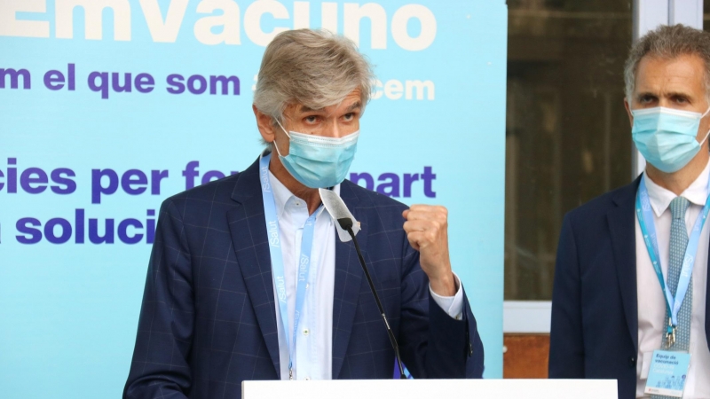 El conseller de Salut, Josep Maria Argimon, en un punt de vacunació massiva, a Granollers.