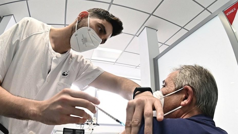 03/06/2021.- Un sanitario vacuna contra el coronavirus a un hombre en el hospital de Alcalá de Henares en Madrid, este jueves.