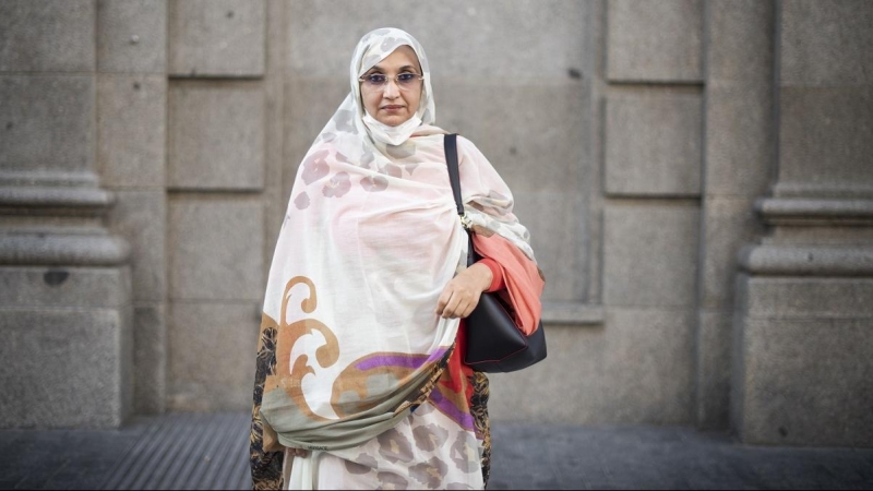 Aminetu Haidar, activista saharaui, en la Gran Vía de Madrid