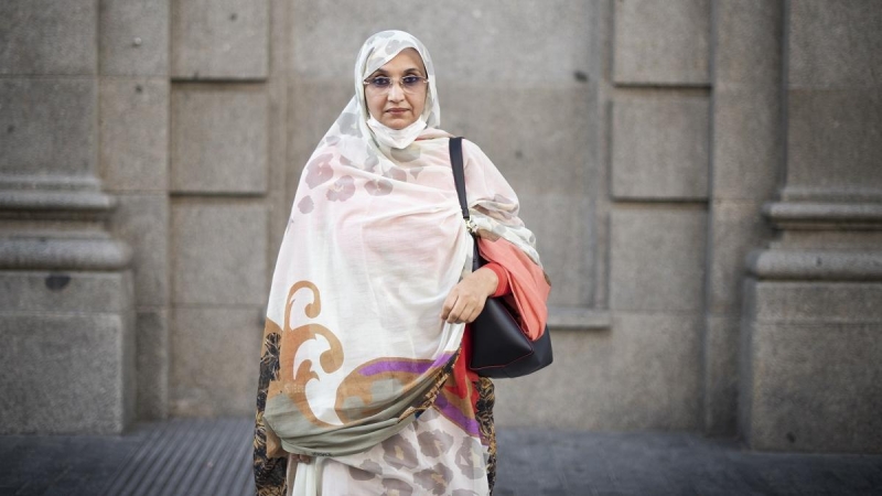 Aminetu Haidar, activista saharaui, en la Gran Vía de Madrid