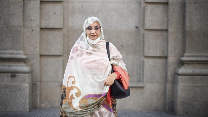 Aminetu Haidar, activista saharaui, en la Gran Vía de Madrid