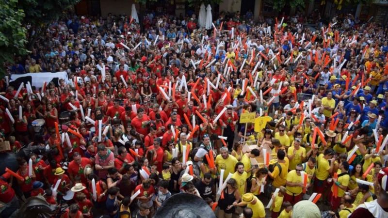 La Plaça de l'Ajuntament de la Bisbal d'Empordà abans de l'inici de la cercavila de Festa Major dels darrers anys.