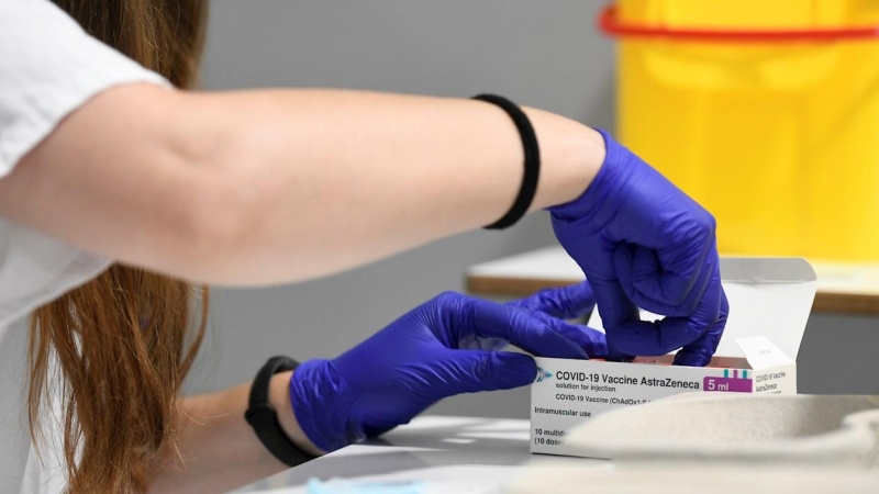 31/05/2021.- Una enfermera del Hospital Zendal de Madrid prepara una dosis de la vacuna Astrazéneca.