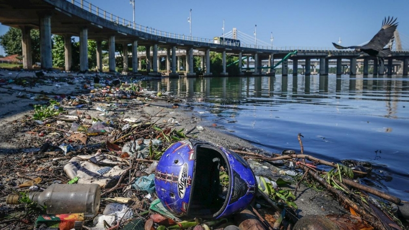 Un casco que flota entre las basuras en una playa de la bahía de Guanabara en Río de Janeiro. - André Coelho