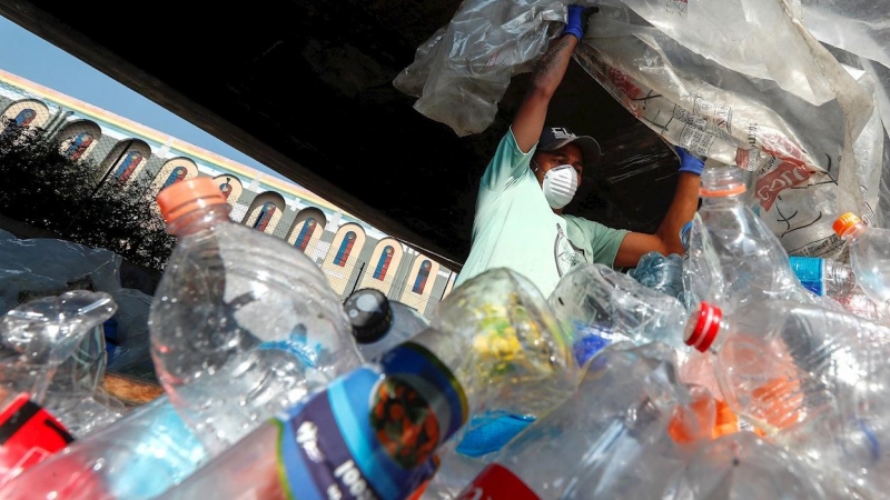 Un trabajador organizando material en la cooperativa de reciclaje en el centro de la ciudad de Sao Paulo. - SEBASTIÃO MOREIRA / EFE