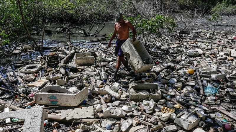 Un hombre que recicla material en una playa de la bahía de Guanabara, en Río de Janeiro. - ANDRÉ COELHO /EFE