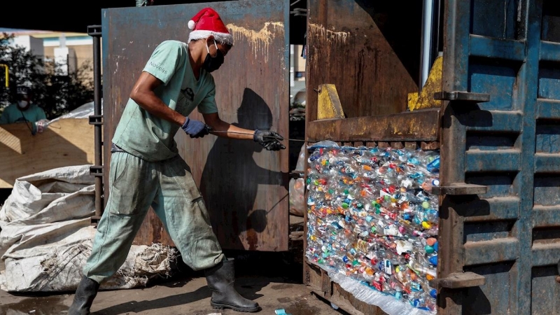 Silvana Batista, de 41 años de edad, organiza material en la cooperativa de reciclaje en el centro de la ciudad de Sao Paulo. - SEBASTIÃO MOREIRA / EFE