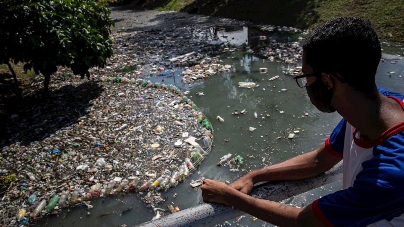 Un arroyo cubierto de basura y aguas residuales en Manaos. - RAPHAEL ALVES / EFE