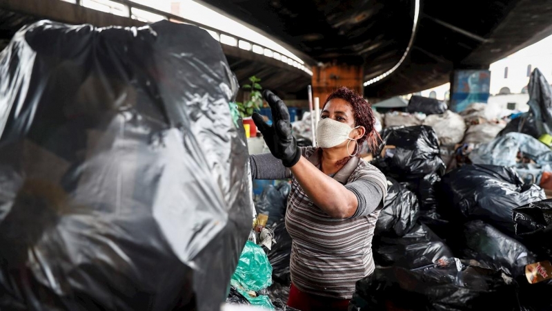 Silvana Batista organiza material en la cooperativa de reciclaje, en el centro de la ciudad de Sao Paulo. - SEBASTIÃO MOREIRA / EFE