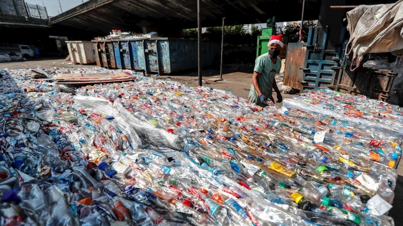 Un trabajador mientras organizan material en la cooperativa de reciclaje, en el centro de la ciudad de Sao Paulo. - SEBASTIÃO MOREIRA / EFE