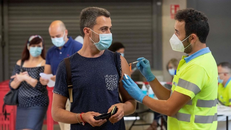 Un enfermero pone la vacuna Pfizer a un hombre este viernes en el Estadio Nueva Condomina de Murcia.