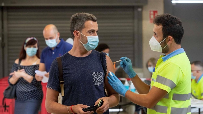 Un enfermero pone la vacuna Pfizer a un hombre este viernes en el Estadio Nueva Condomina de Murcia.