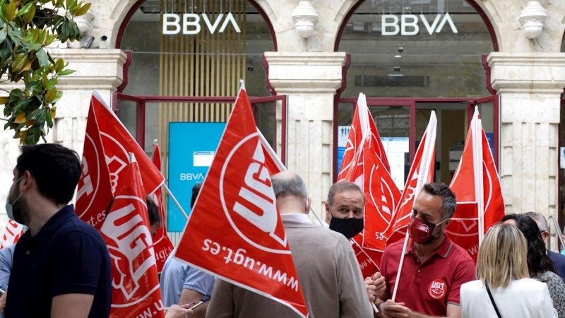 Trabajadores del BBVA concentrados frente a una sucursal del banco en Valladolid, durante la huelga convocada para protestar por los despidos que plantea la entidad bancaria. EFE/ Nacho Gallego