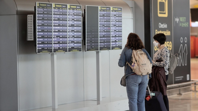 Dos pasajeras en la terminal T4 del Aeropuerto Adolfo Suárez - Madrid Barajas