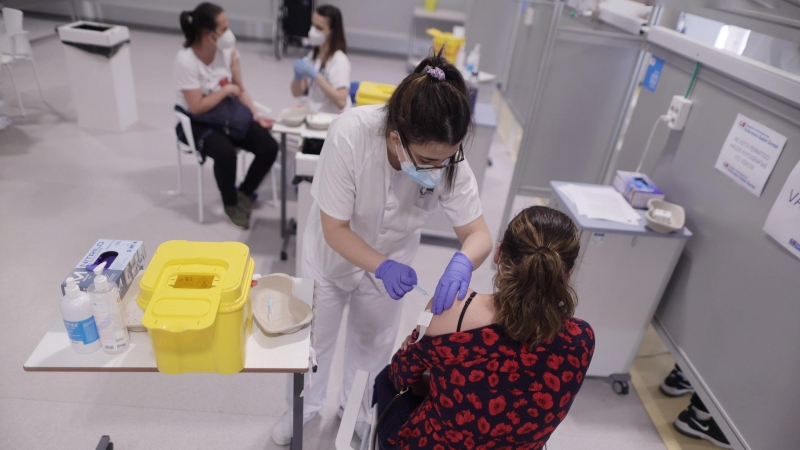 Una persona recibe la segunda dosis de la vacuna contra el Covid-19, a 1 de junio de 2021, en el Hospital Isabel Zendal, en Madrid, (España)