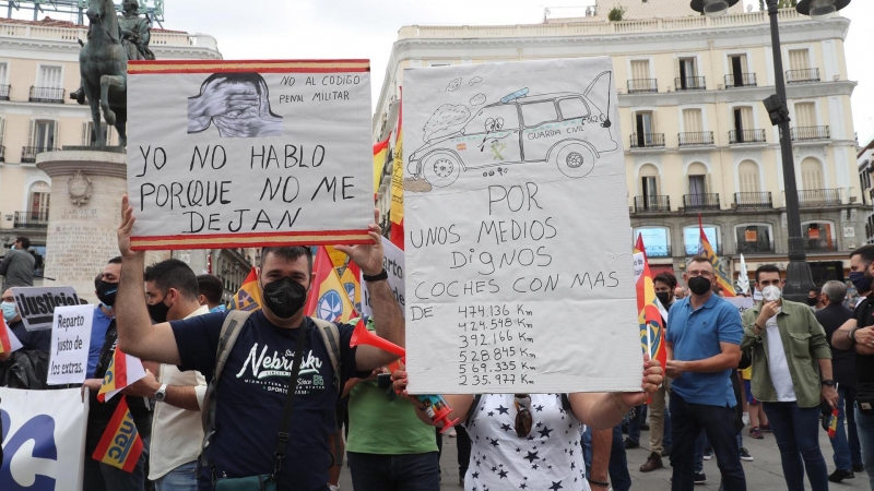 Guardias civiles procedentes de todo el país se concentran este sábado en la Puerta el Sol de Madrid en protesta por el 'retroceso' de sus derechos sociales y laborales, convocados por la Asociación Unificada de la Guardia Civil (AUGC), que prevé la asist