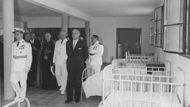 Autoridades franquistas visitan la cárcel de Trinitat Vella en su inauguración. - Pérez de Rosas / Arxiu Fotográfic de Barcelona