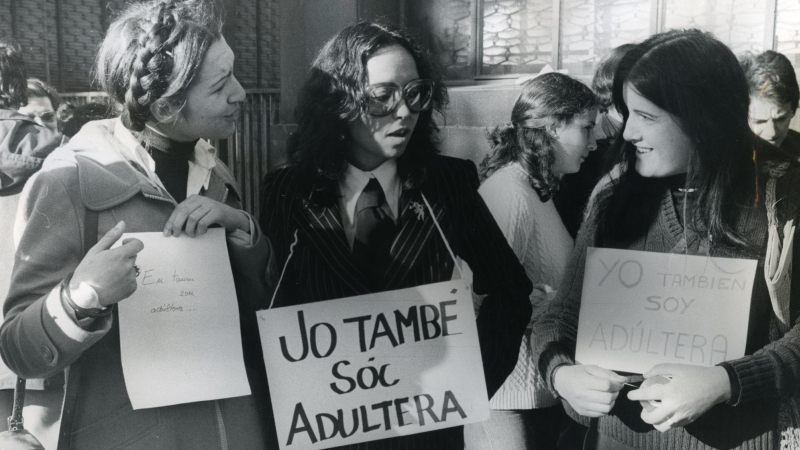 Imagen antigua de varias protestantes en contra de la cárcel de mujeres. - Arxiu Fotográfic de Barcelona